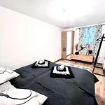 Middle Of The Apartmann * 佩奇