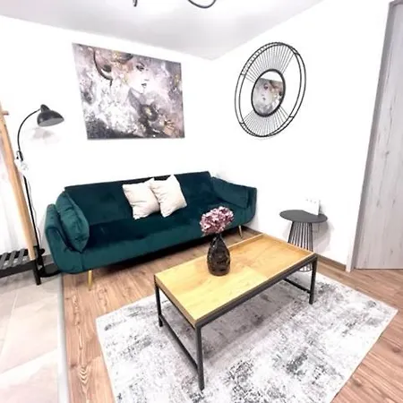 Middle Of The Apartmann *