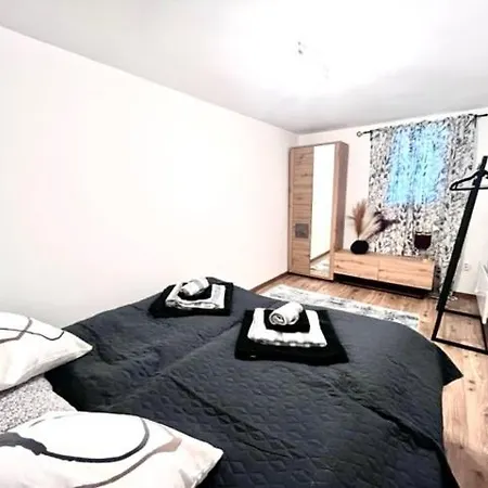 Middle Of The Apartmann * Peçuy