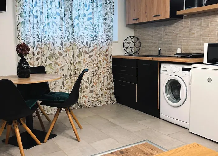 Middle Of The Apartmann *